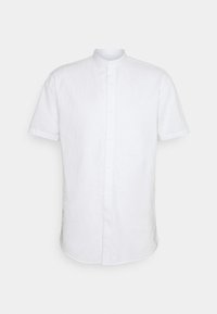 Camicia bianca a maniche corte in lino con colletto alla coreana, dotata di chiusura frontale con bottoni e orlo leggermente curvato.