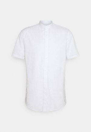 Vit kortärmad skjorta i linne med ståkrage, som har knäppning fram och en lätt böjd fåll.