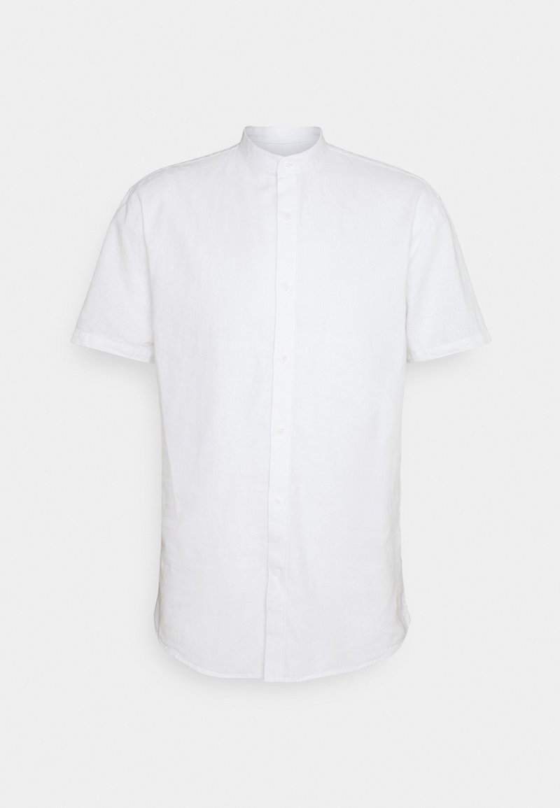 Camicia bianca a maniche corte in lino con colletto alla coreana, dotata di chiusura frontale con bottoni e orlo leggermente curvato.