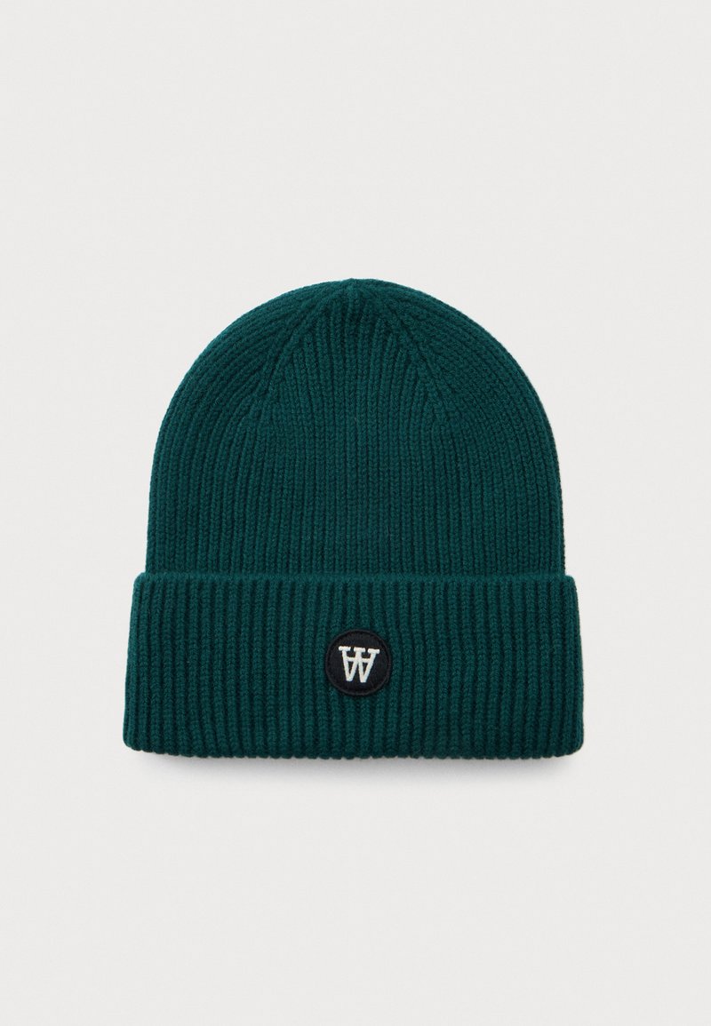 Beanie a coste color verde scuro con risvolto e una piccola toppa rotonda nera che presenta il logo bianco "AA".