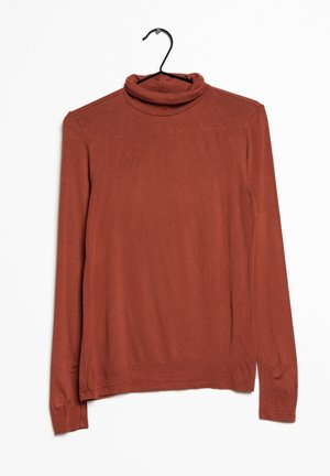 Rostrkleurig shirt met lange mouwen en coltrui, hangend aan een zwarte hanger tegen een witte achtergrond.