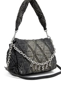Borsa in denim trapuntato nera e grigia, con tracolla a catena, accessori robusti e un logo in metallo che riporta la scritta "DIESEL."