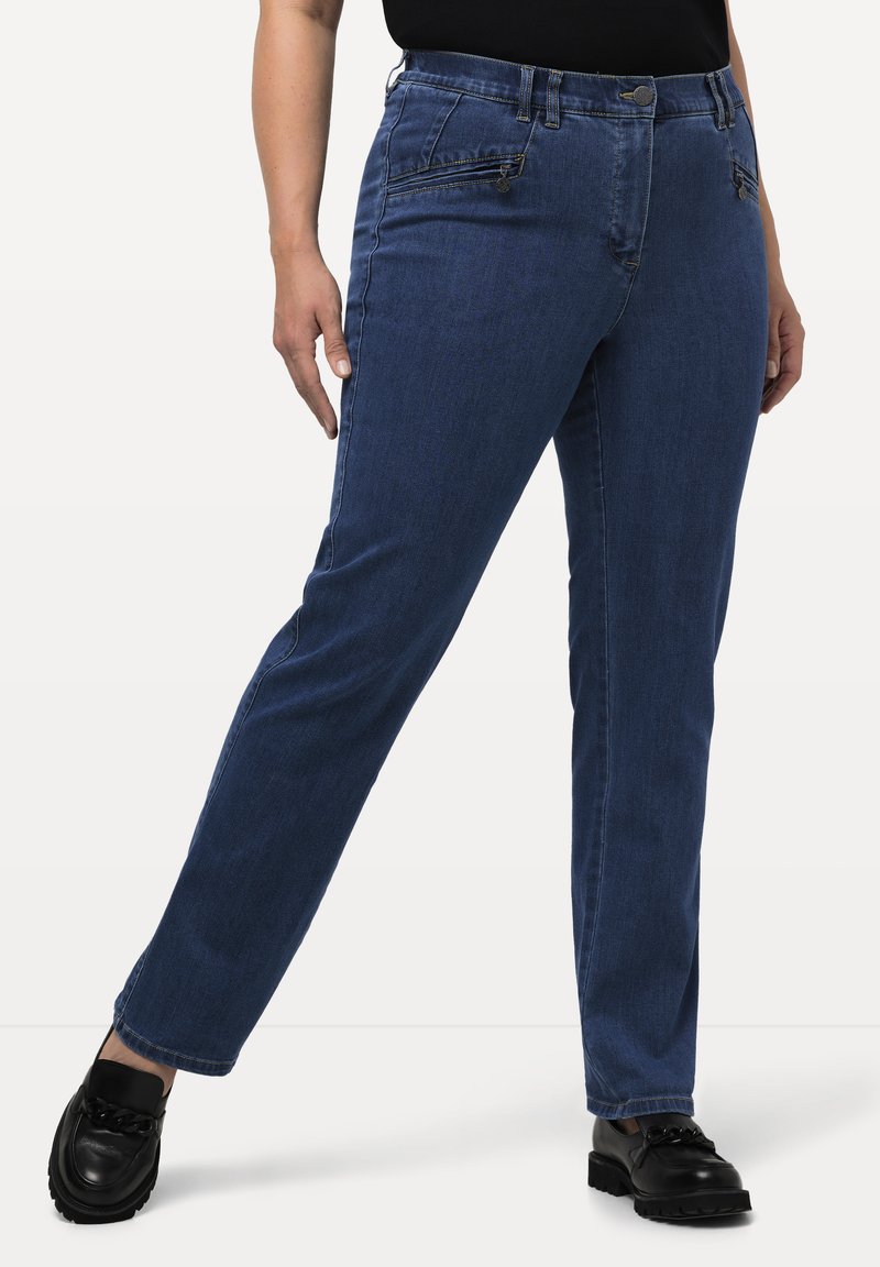 Jeans de mezclilla azul con corte recto, que cuentan con bolsillos delanteros, cierre de botón y costuras decorativas a lo largo de las costuras.