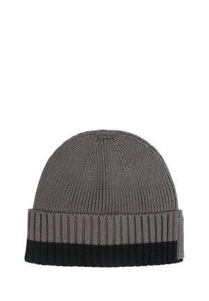 Berretto in maglia grigio, con una fascia a coste nera. Il tessuto è strutturato con linee verticali, creando una vestibilità aderente.