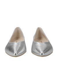 Ballerine d'argento con design a punta, finitura in pelle metallizzata e una semplice fodera interna. Suole basse con dettagli di cucitura discreti.