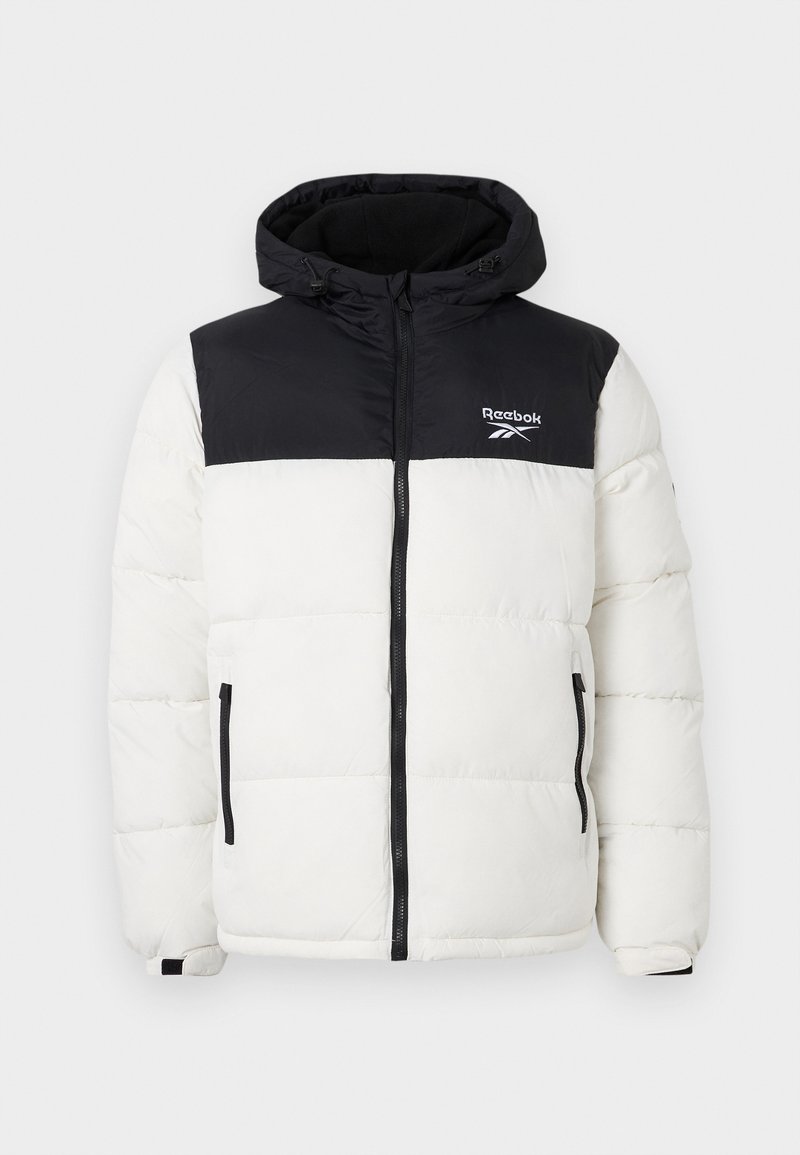Kurtka pikowana w czarno-białym kolorze, z kapturem, zamkiem błyskawicznym z przodu, dwoma bocznymi kieszeniami oraz logo Reebok na piersi.