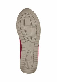 Chaussure rouge avec un tissu extérieur texturé et une semelle en caoutchouc beige dotée d'un motif de bande de roulement pour une meilleure adhérence, étiquetée avec la taille 37.