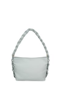 Borsa a tracolla in pelle grigia chiara con tracolla intrecciata. Presenta una texture liscia e una chiusura con zip. Forma semplice e rettangolare senza ulteriori decorazioni.