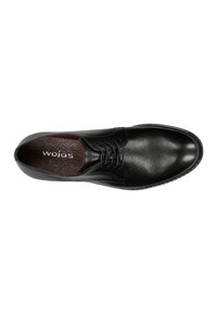 Scarpa in pelle nera con una finitura liscia e punta testurizzata. Presenta lacci e una soletta bordeaux, etichettata "wojas". Suola piatta. Forma standard.