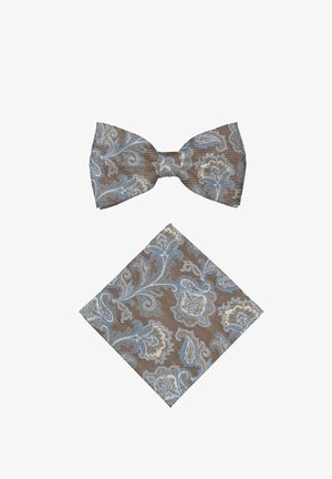 Nœud papillon marron et pochette assortie avec motif floral cachemire bleu et beige sur fond blanc.