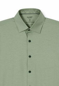 Helles grünes Kurzarmhemd mit Button-Down-Kragen, gefertigt aus weichem Jersey-Stoff. Verfügt über schwarze Knöpfe und ein schlankes Design.