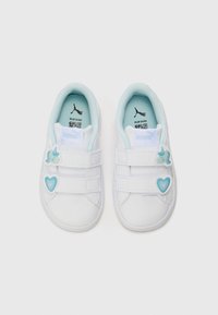 Hvite lær sneakers med to borrelåsremmer, med blå hjerte- og en unicorn-detalj, lyseblå innerlining og merkede såler.