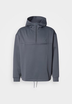 Hanorac gri cu guler înalt, închidere cu fermoar pe jumătate, buzunar frontal și tiv cu șnur. Prezintă un logo subtil în partea stângă sus a pieptului.