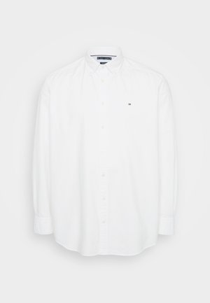 Hvid langærmet skjorte med knapper lavet af glat bomuld. Den har en knap-ned krave, frontplacket og et lille broderet logo på brystet.