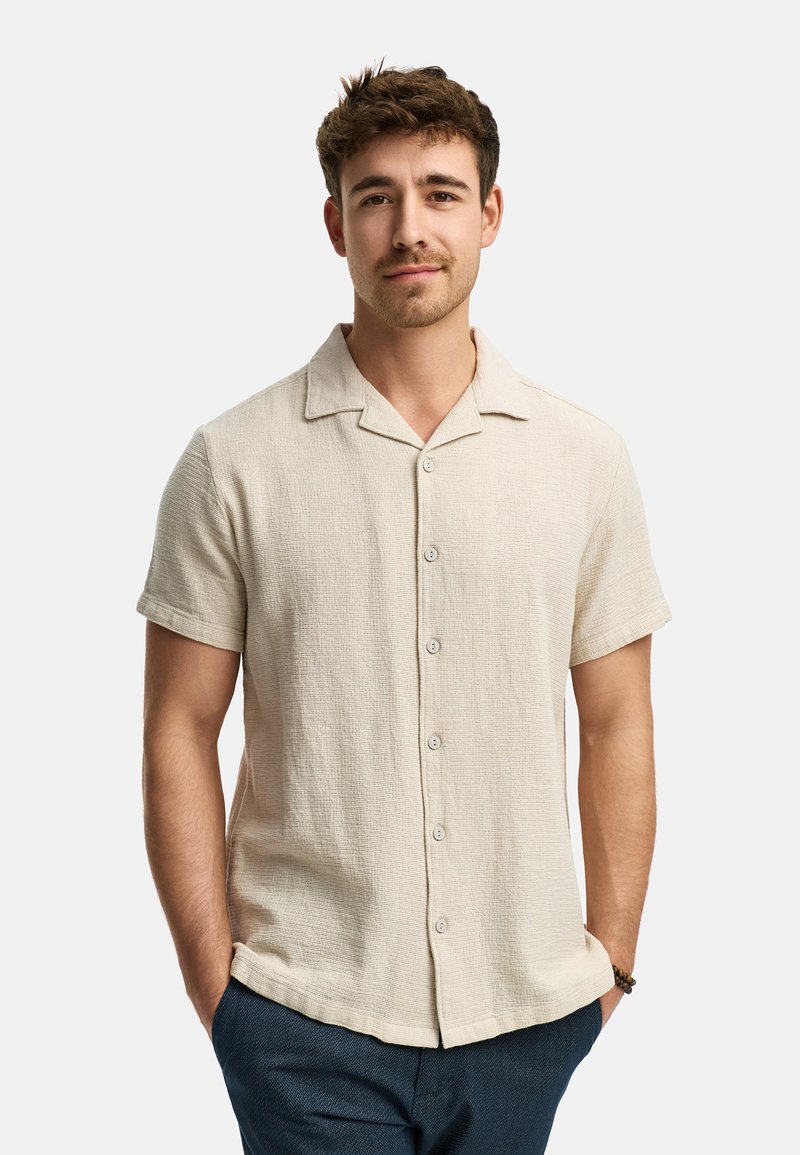 Kortærmet skjorte i beige tekstureret stof med notch-krave, knaplukning og afslappet pasform. Distinktiv, afslappet design med blød tekstur.