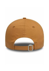 Gorra marrón con una textura suave, visera curvada, tira ajustable en la parte trasera y un cierre de metal para ajustar el tamaño.
