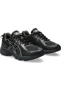 Černé sportovní boty s texturovaným síťovaným svrškem, syntetickými detaily, šněrováním a gumovou podrážkou, s kovovými akcenty a zadním poutkem na patě.