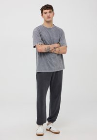 Terranova LOOSE FIT CON TASCHINO - T-shirt basic - grigio