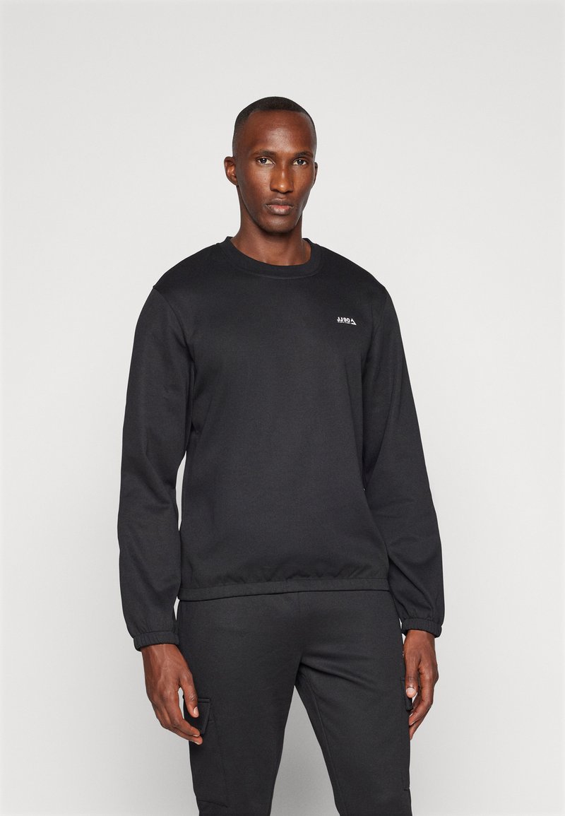 Svart sweatshirt i bomullsblandning, med rund halsringning och ribbade manschetter, samt en liten logotyp på vänster bröst.