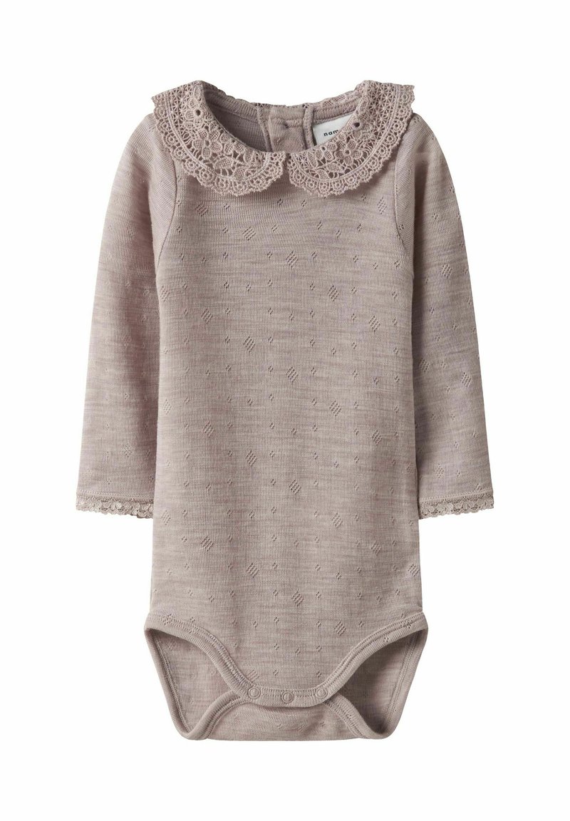Langærmet baby bodystocking i dæmpet mauve, med en spidsekrave og tekstureret mønster. Trykknapper i bunden for nem påklædning.