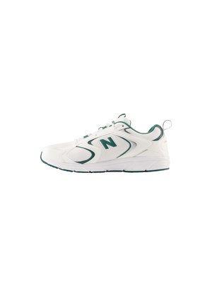 Weißer Sportschuh mit grünen Akzenten, Obermaterial aus Mesh und synthetischen Materialien, Schnürdesign, gepolsterter Kragen und Gummilaufsohle mit Profil.