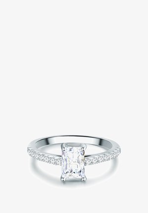 Ezüst eljegyzési gyűrű téglalap alakú, ragyogó csiszolású központi gyémánttal és apró kerek gyémántokkal a gyűrű szélén.