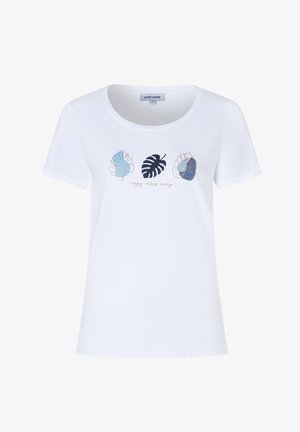 Witte T-shirt met korte mouwen, voorzien van drie blauwe en marineblauwe bladvormen en de tekst "cozy vibes only" gecentreerd op de borst.