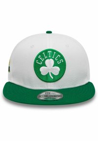 Weißer Snapback-Cap mit grünem flachem Schirm, der ein gesticktes grünes Kreislogo und einen Kleeblatt mit dem Text "CELTICS" darüber zeigt.