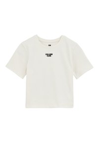 Camiseta blanca de manga corta hecha de algodón, con un texto impreso en negro que dice "COLLEGE CLUB" en el frente, y un cuello redondo.