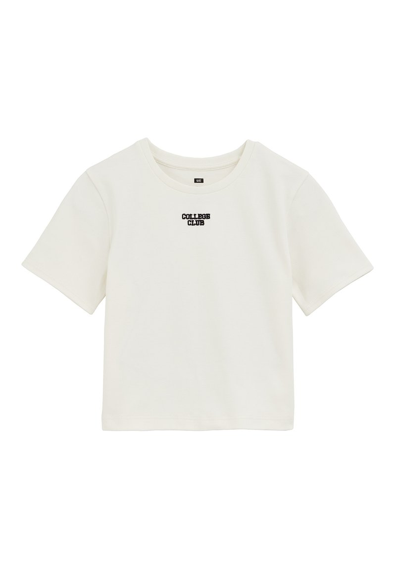 Camiseta blanca de manga corta hecha de algodón, con un texto impreso en negro que dice "COLLEGE CLUB" en el frente, y un cuello redondo.