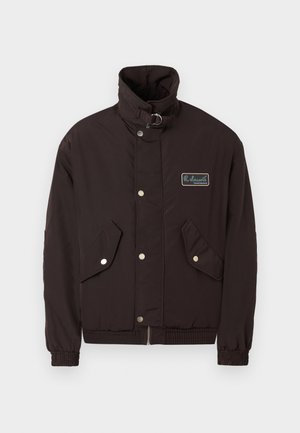 Dunkelbraune isolierte Jacke mit hohem Kragen, Druckknöpfen, zwei Fronttaschen, elastischen Bündchen und einem Logo-Patch auf der Brust.