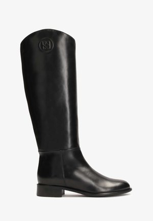 Botte noire en cuir, haute jusqu'au genou, avec un bout rond, un talon bloc plat, un logo embossé en haut et une finition lisse et brillante.