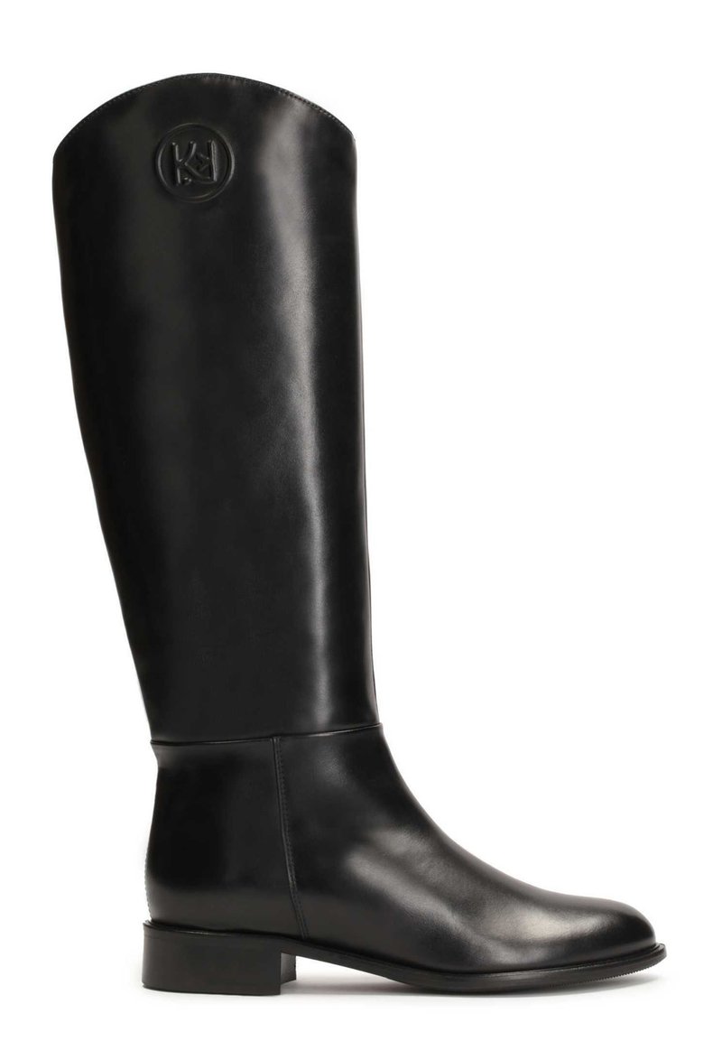 Botte noire en cuir, haute jusqu'au genou, avec un bout rond, un talon bloc plat, un logo embossé en haut et une finition lisse et brillante.