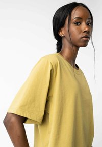 MELA CROPPED DESNA - T-shirt basic - khaki