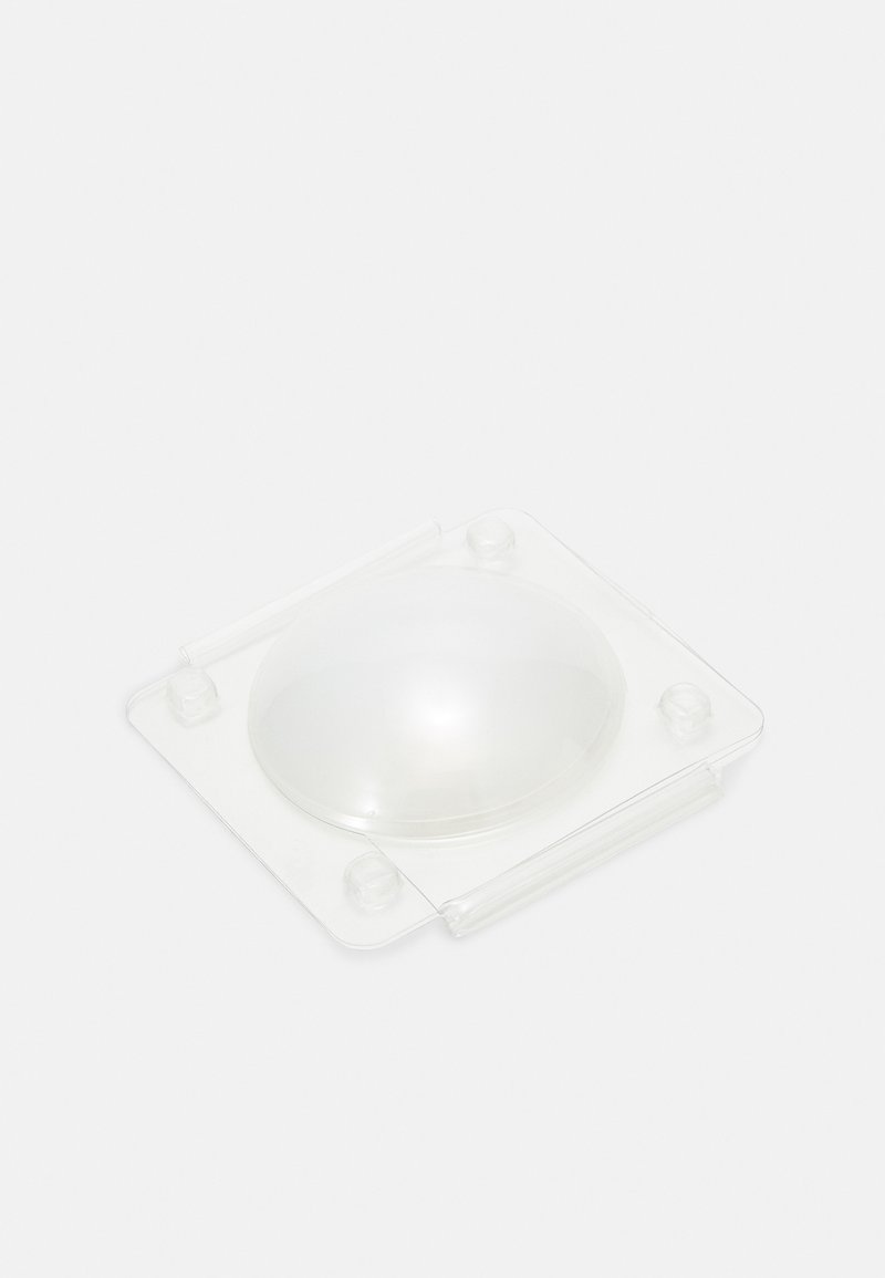 Capa de plástico transparente com forma de cúpula, apresentando quatro pinos de canto para fixação. Superfície lisa, design minimalista.