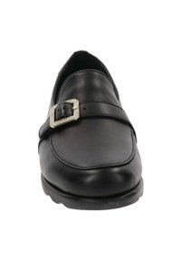 Zwarte leren schoen met een ronde neus, platte zool en een band met een decoratieve zilveren gesp. Soepele textuur, minimale stiksels.