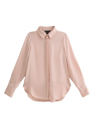 Blouse rose clair en tissu doux, dotée d'un col pointu, de manches longues et d'un ourlet incurvé avec fermeture à boutons sur le devant.
