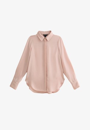 Lichtroze blouse gemaakt van zachte stof, met een puntige kraag, lange mouwen en een afgeronde zoom met knoopsluiting aan de voorkant.