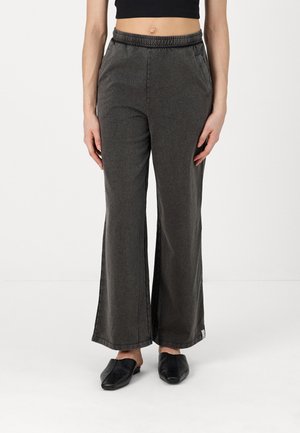 ONLNELLY PANT - Joggebukse - black