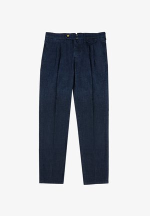 Pantaloni in denim scuro con un design a gamba dritta, frontale plissettato, passanti per cintura e chiusura con bottone metallico. Tessuto liscio con un aspetto classico.