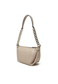 Bolso de cuero beige con forma redondeada, con una correa para el hombro de eslabones y cierre de cremallera en la parte superior. Textura suave, diseño minimalista.