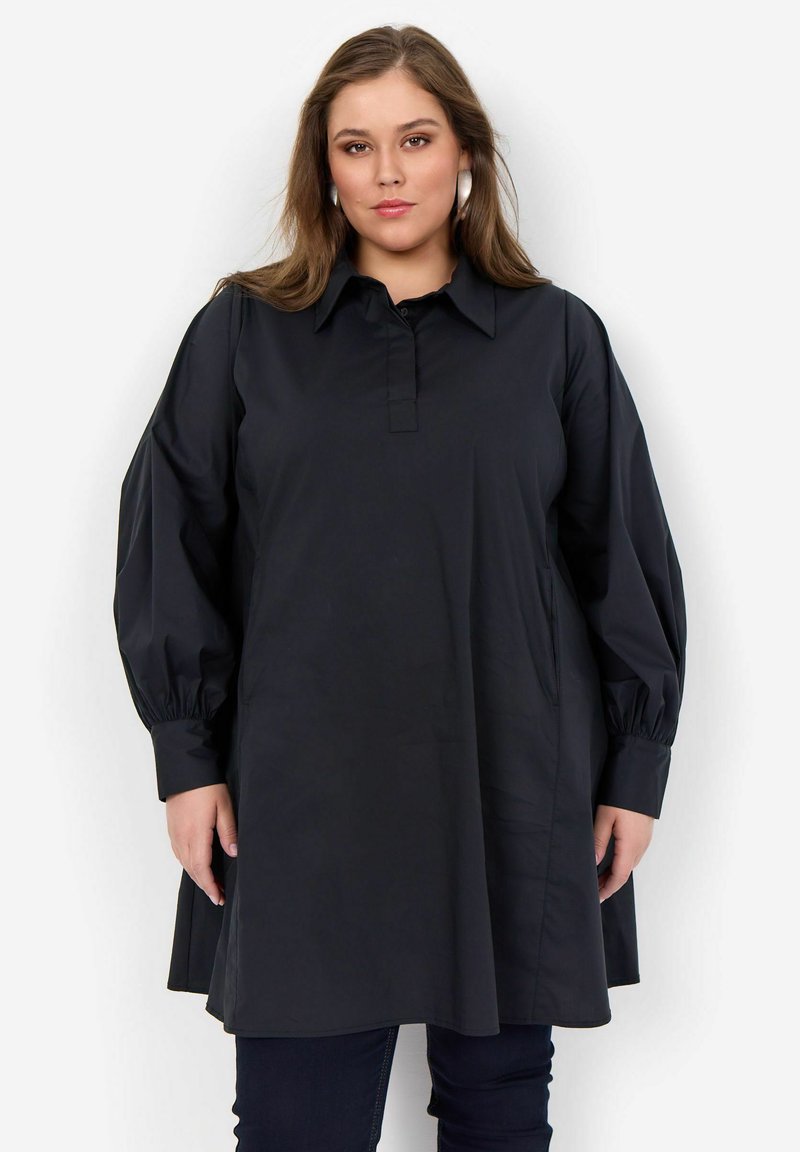 Camicia tunica nera con colletto, abbottonatura e maniche lunghe a sbuffo. Realizzata in tessuto morbido con una vestibilità comoda e tasche laterali.