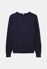 Pull en maille bleu marine avec un col rond, des poignets et un ourlet côtelés, présentant une petite rayure rouge, blanche et bleue à l'arrière du cou.