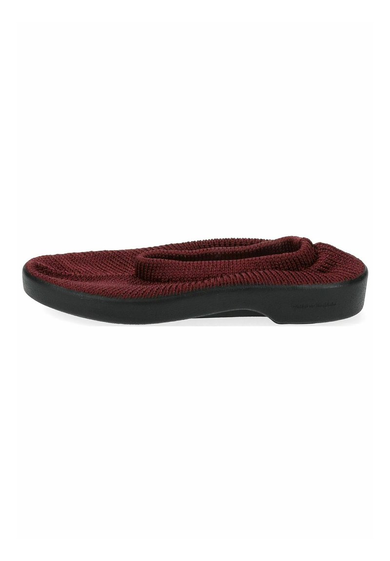 Zapato de punto rojo tipo slip-on con punta redondeada, parte superior elástica y suela de goma negra. Presenta una parte superior texturizada.