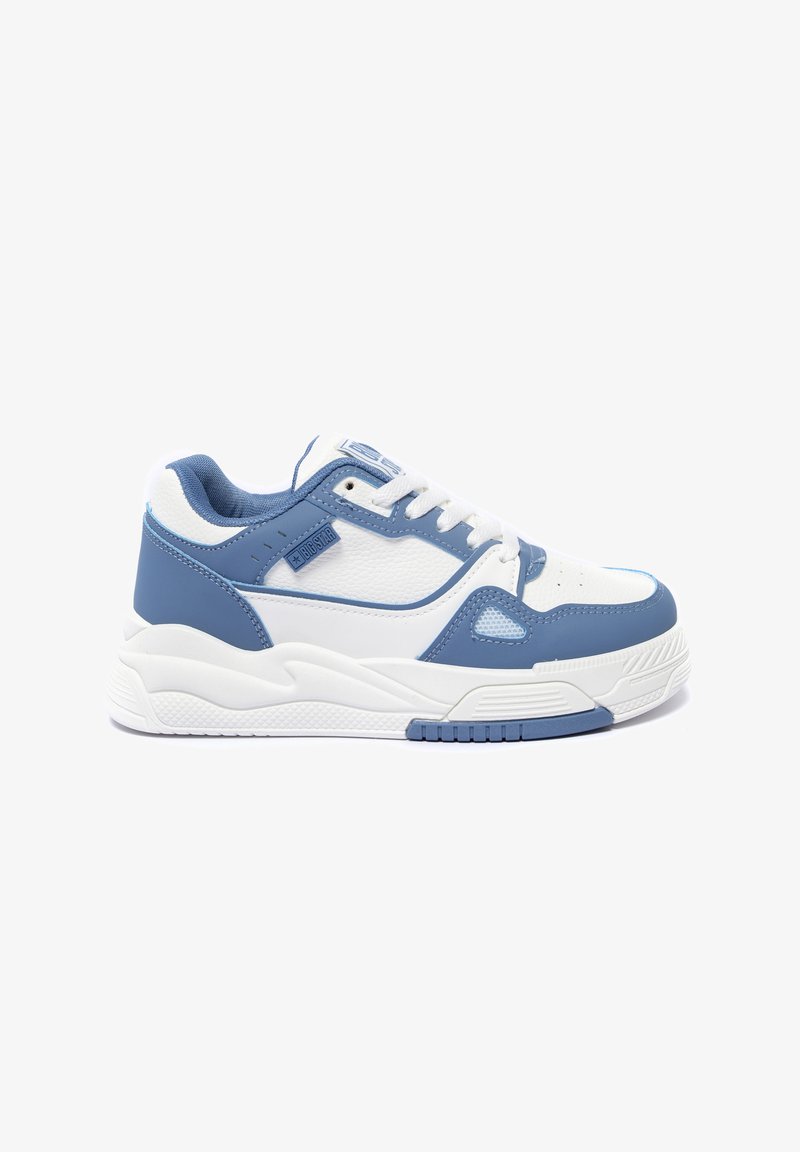 Baskets de sport bleues et blanches avec une tige texturée, un col rembourré et des accents en maille. Semelle en caoutchouc robuste avec un motif de semelle proéminent.