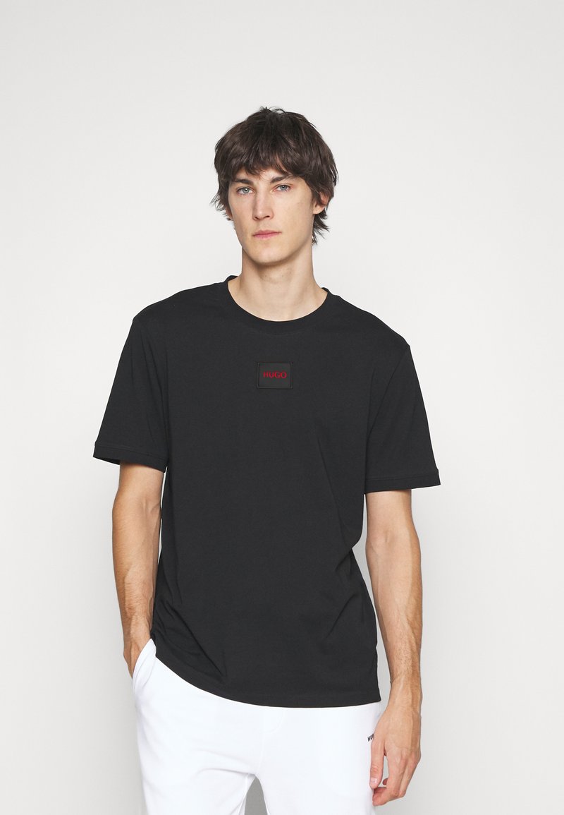 HUGO DIRAGOLINO - Basic póló - black