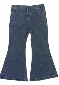 Jeans en denim évasés dans un lavage bleu moyen, dotés d'une fermeture à bouton, de cinq poches et d'une texture lisse avec des ourlets effilochés aux chevilles.