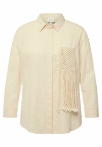 Lysbeige knapop skjorte med krave, lange ærmer, tekstureret vævet lomme og frynse-detaljer. Blødt stof og afslappet pasform.