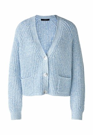 Lichtblauwe gebreide cardigan met een V-hals, geribbelde textuur, drie knopen en twee voorzakken. Zacht materiaal, cropped lengte en lange mouwen.