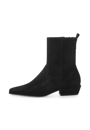 Bottine en daim noir avec un bout pointu et un petit talon carré. Présente une fermeture éclair sur le côté et une texture lisse. Design de silhouette classique.